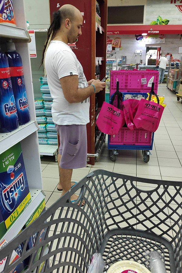 парень в супермаркете