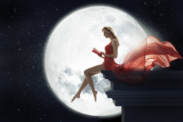 девушка читает книгу на фоне луны