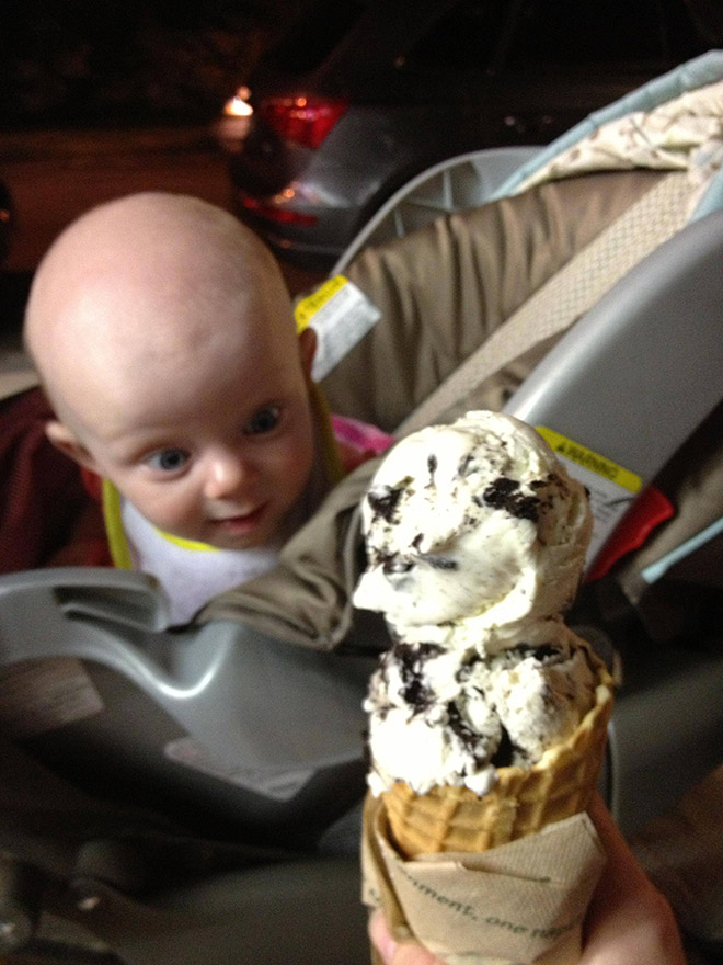 малыш и мороженое