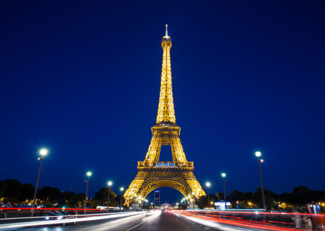 Почему незаконно фотографировать Эйфелеву башню ночью?