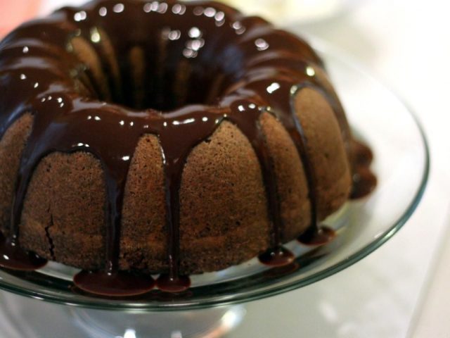 шоколадный кекс на блюде