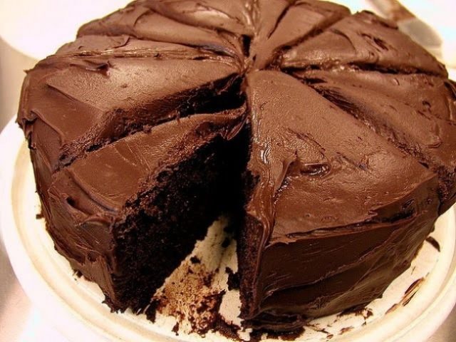 шоколадный торт, порезанный на куски