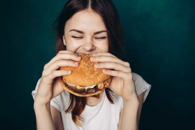 девушка ест гамбургер