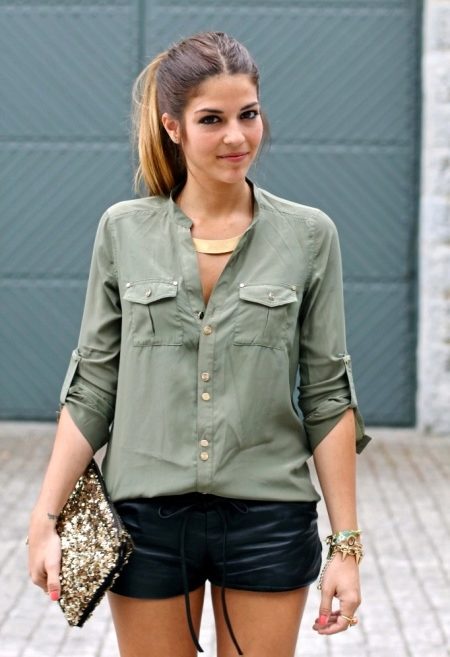 девушка в зеленой рубашке и кожаных шортах
