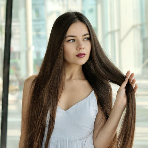 молодая девушка с длинными прямыми волосами