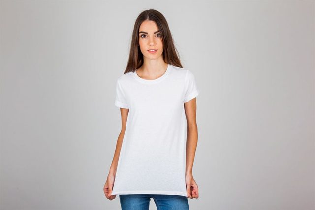 девушка в длинной белой футболке