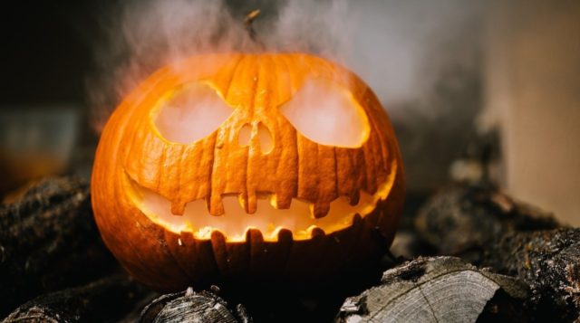 Страшный Хэллоуин страшного 2020: 5 идей, как провести время весело