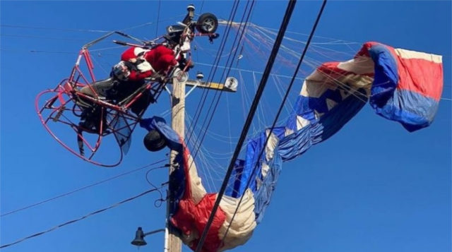 В Калифорнии Санта-Клаус с парашютом застрял на линии электропередач