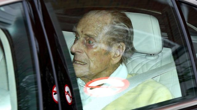 Исхудал, но держится: 99-летнего принца Филиппа выписали из больницы