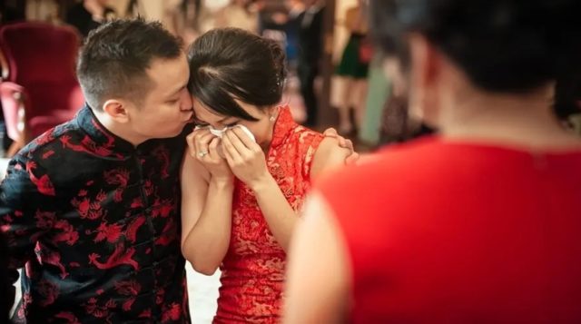 Китаянка во время свадьбы узнала в невесте сына свою пропавшую дочь