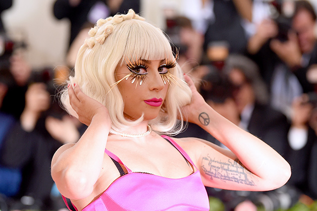 Они живут с постоянной болью: Леди Гага и другие звёзды, которые болеют фибромиалгией 