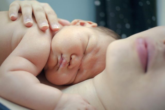 Зачем младенца кладут на живот матери сразу после родов