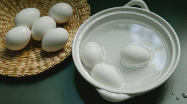 Зачем нужна вода, в которой варились яйца, и почему полезно поливать ею комнатные растения