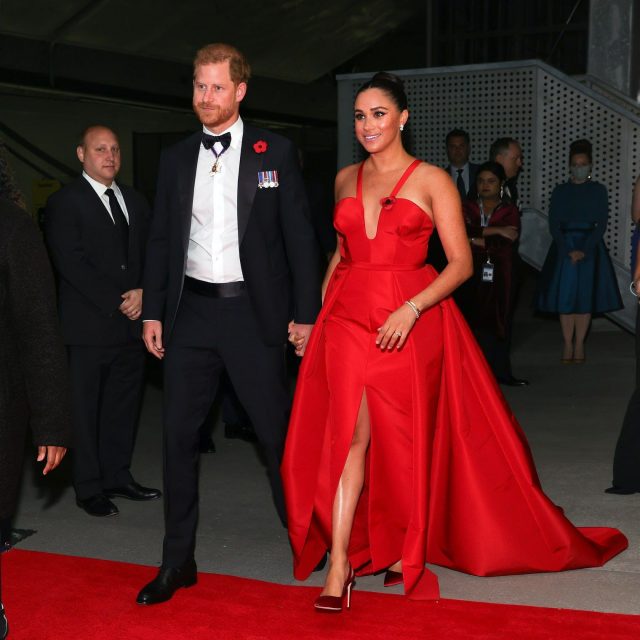 принц гарри и меган маркл в красном платье