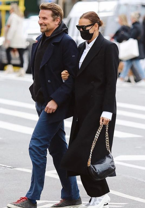 Снова вместе? Бредли Купер и Ирина Шейк замечены держащимися за руки во время прогулки по Манхэттену
