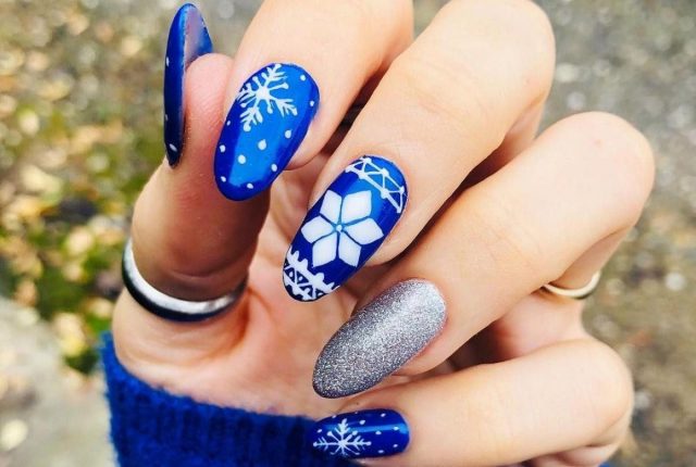 синие ногти с узором снежинок