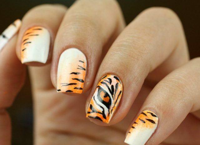 бело-рыжие ногти с тигром