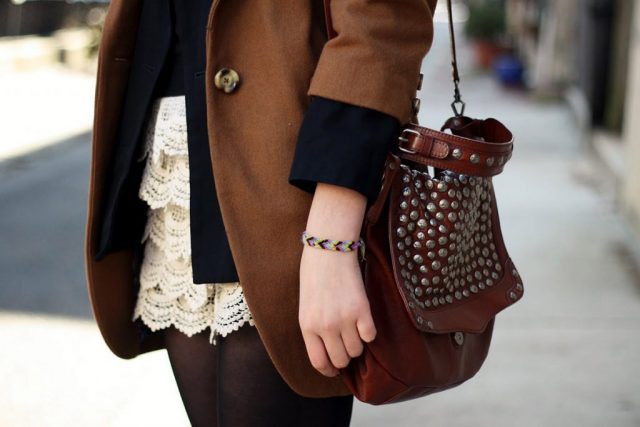девушка в коричневом пиджаке с коричневой сумкой
