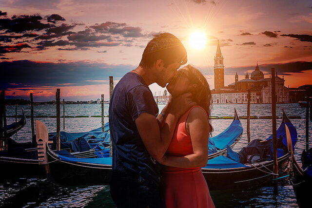 пара целуется на закате в италии