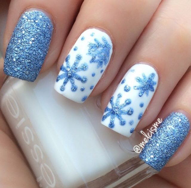 бело-голубые ногти с блестками и снежинками