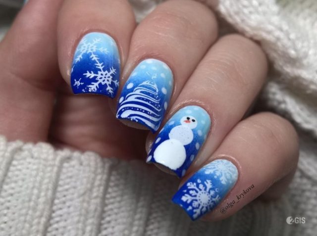 сине-голубые ногти со снеговиком и елочкой