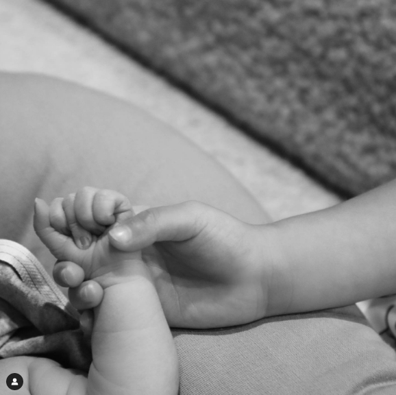 черно-белое фото с рукой младенца