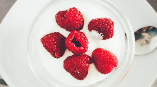Тает во рту и не вредит фигуре: рецепт лёгкого творожного пудинга с ягодами