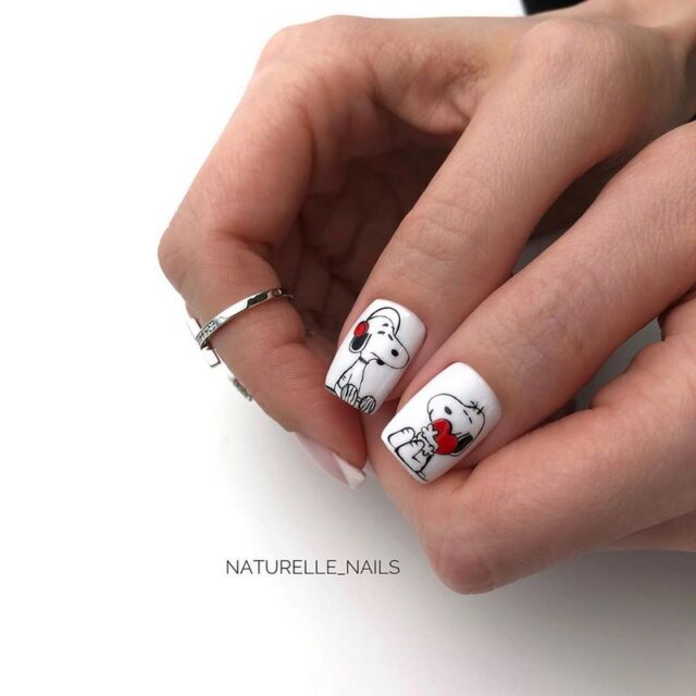 белые ногти с рисунком собаки