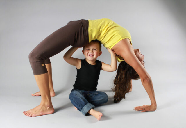 Йога с детьми: как научить детей заботиться о своем теле в увлекательной игровой форме