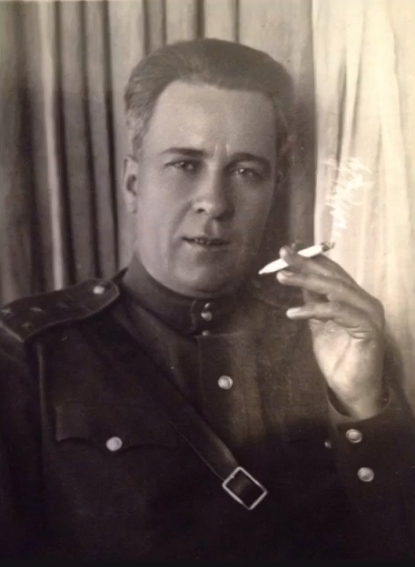 черно-белое фото мужчины в форме с сигаретой в руке