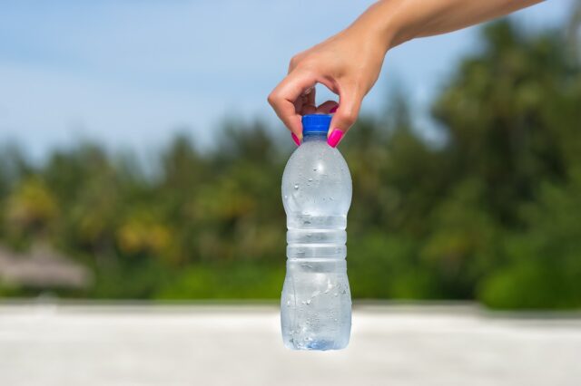 пол литра воды в женской руке