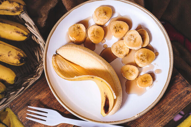 банан кусочками на белой тарелке