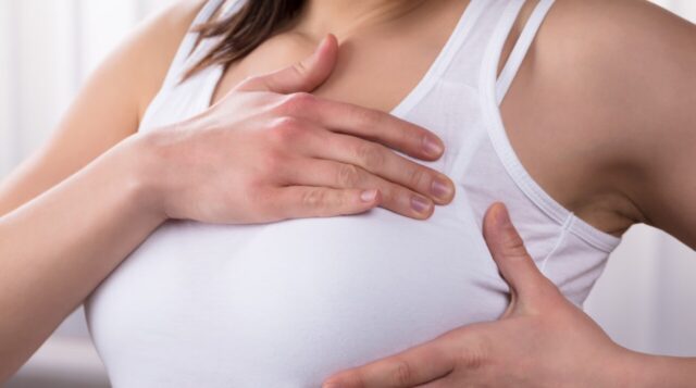 Как распознать уплотнения на груди?